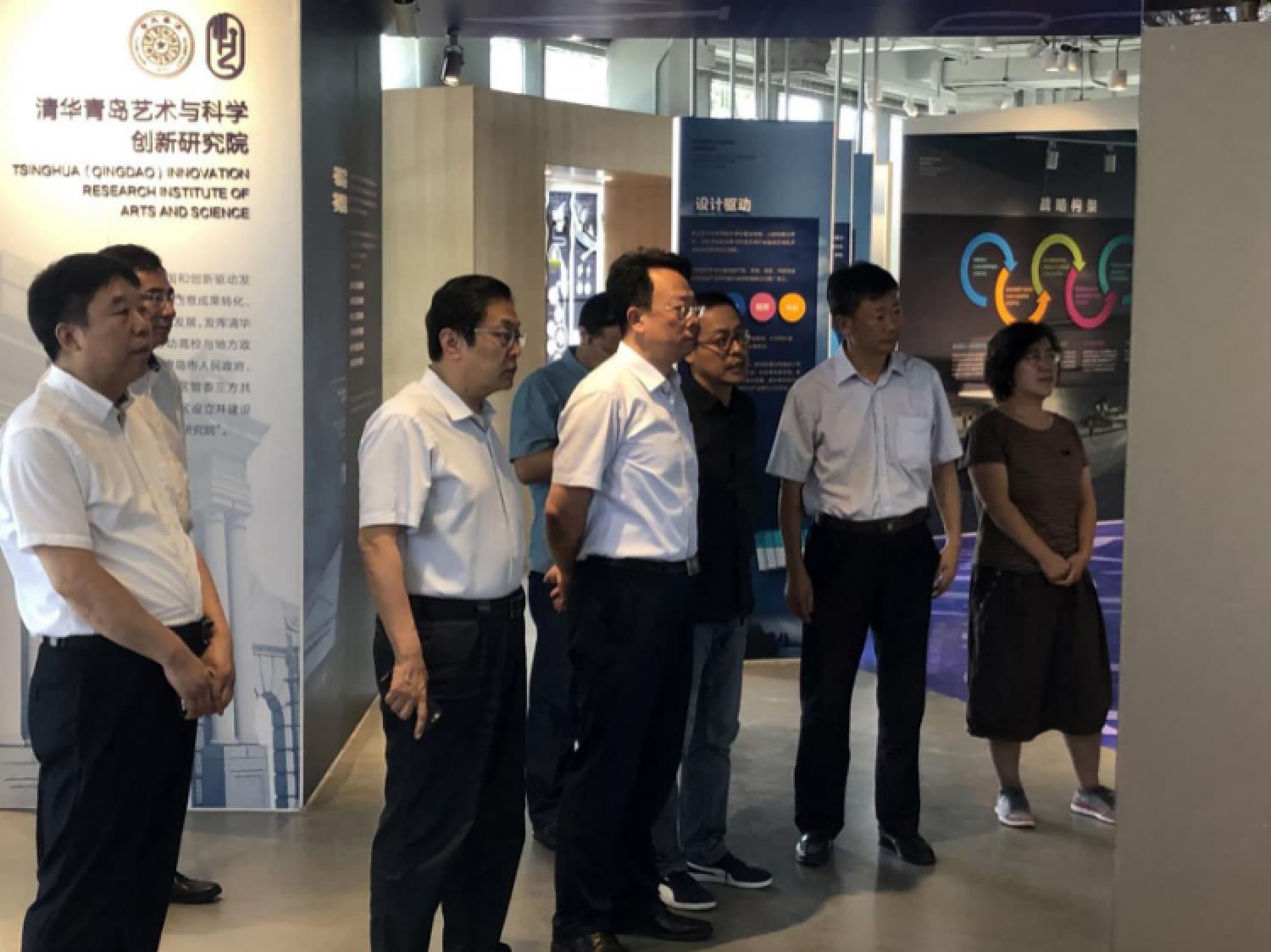 参加调研一行领导观看清华青岛艺术与科学创新研究院宣传视频