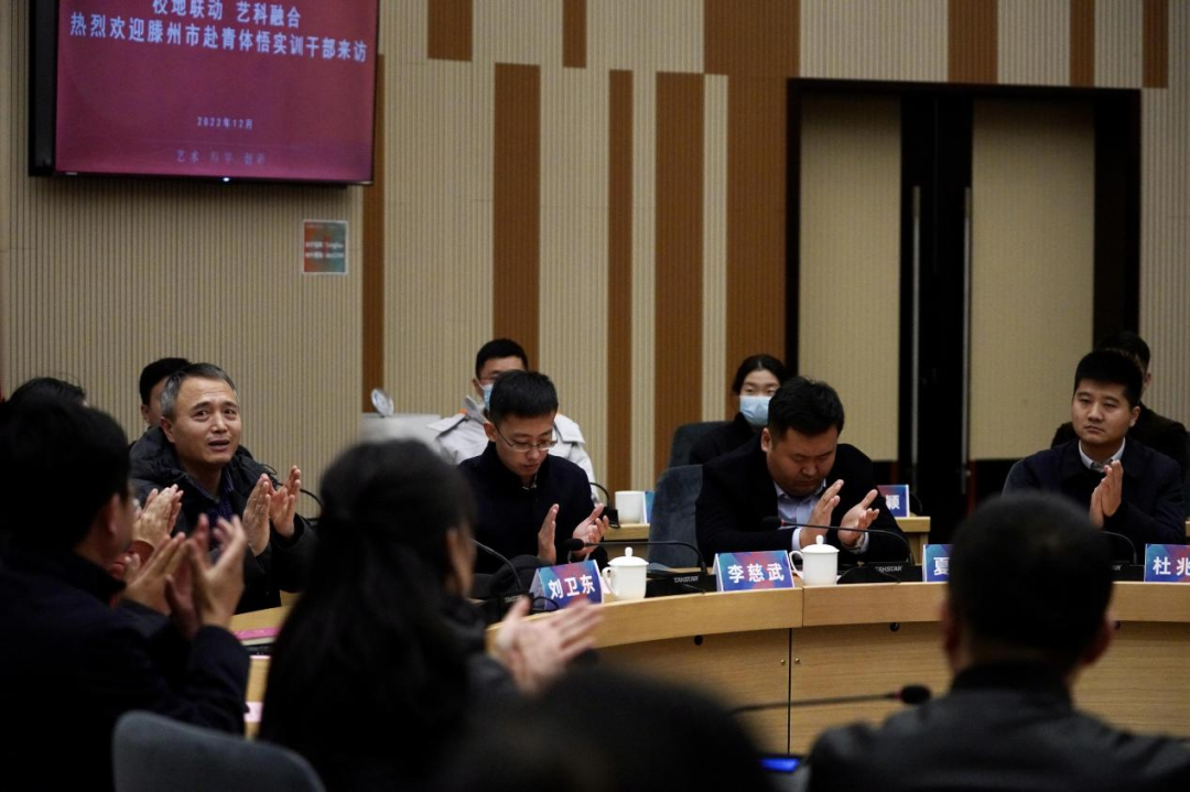 座谈会中参会者踊跃交流