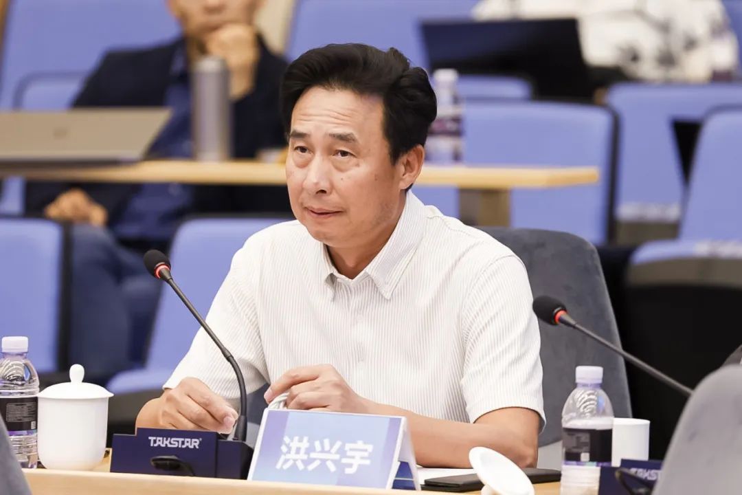清华大学美术学院工艺美术系主任洪兴宇
