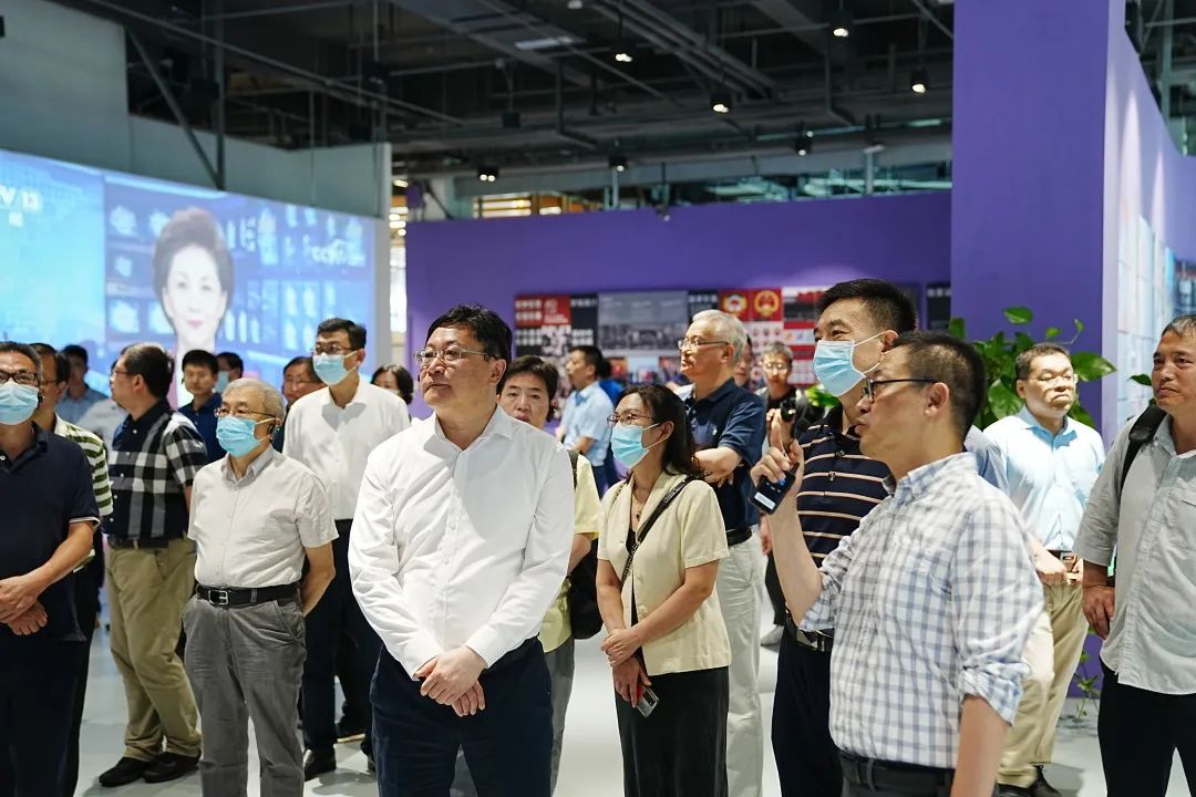 与会领导专家参观“实种实褎 实颖实栗 ——清华大学美术学院校庆特别展”