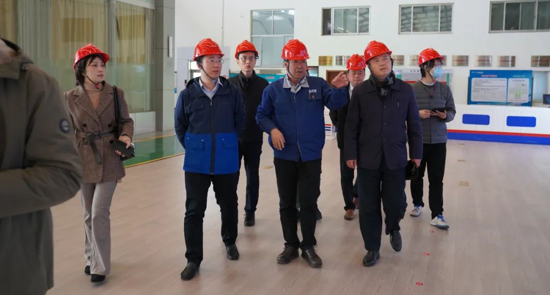 调研团队一行对企业进行实地调研