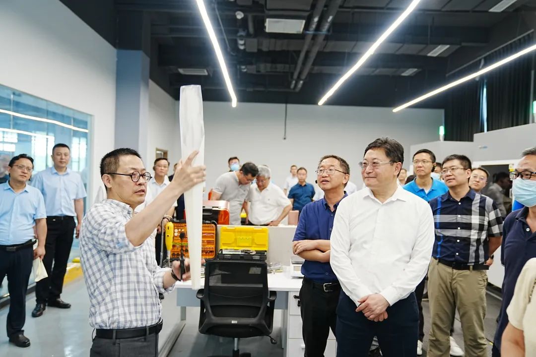 与会领导专家参观先进制造与设计原型实验室